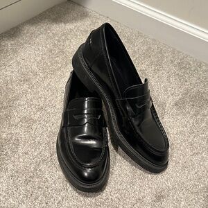 Vagabond Classic Black Loafers for Women